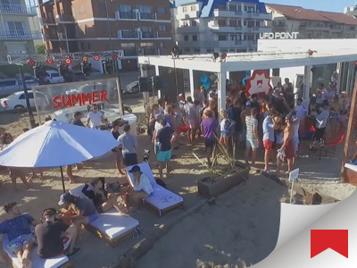 Personas participando del stand Marlboro en la playa.